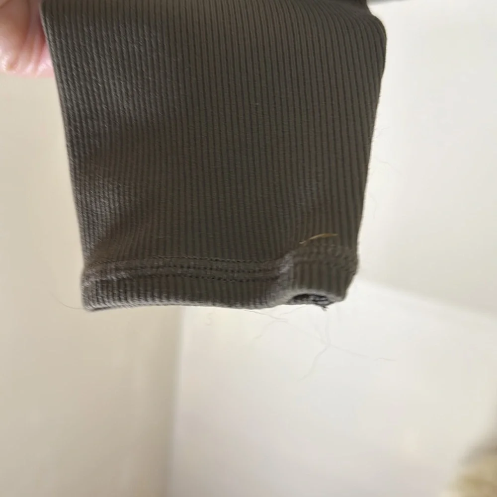 ALO Yoga Black and Olive green Leggings. Size XS
